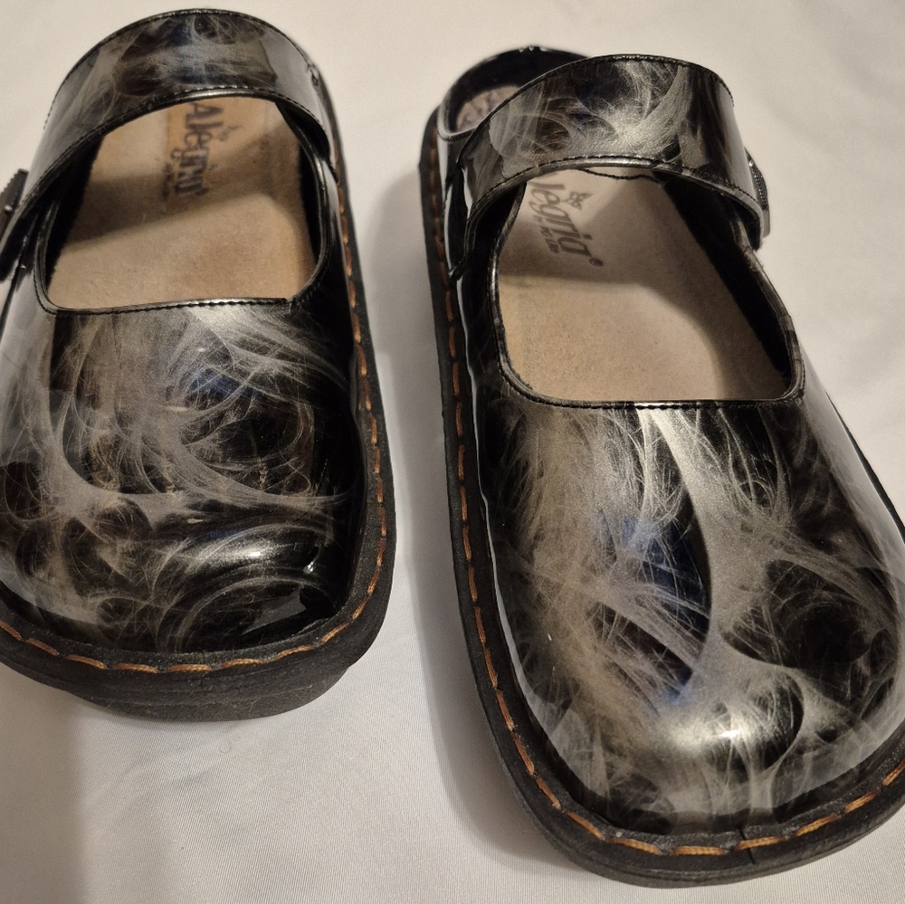 Alegria Women's Flats with Butterfly Design - Brown